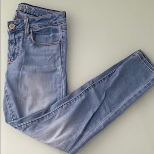 AE LIGHT WASH DENIM JEGGINGS